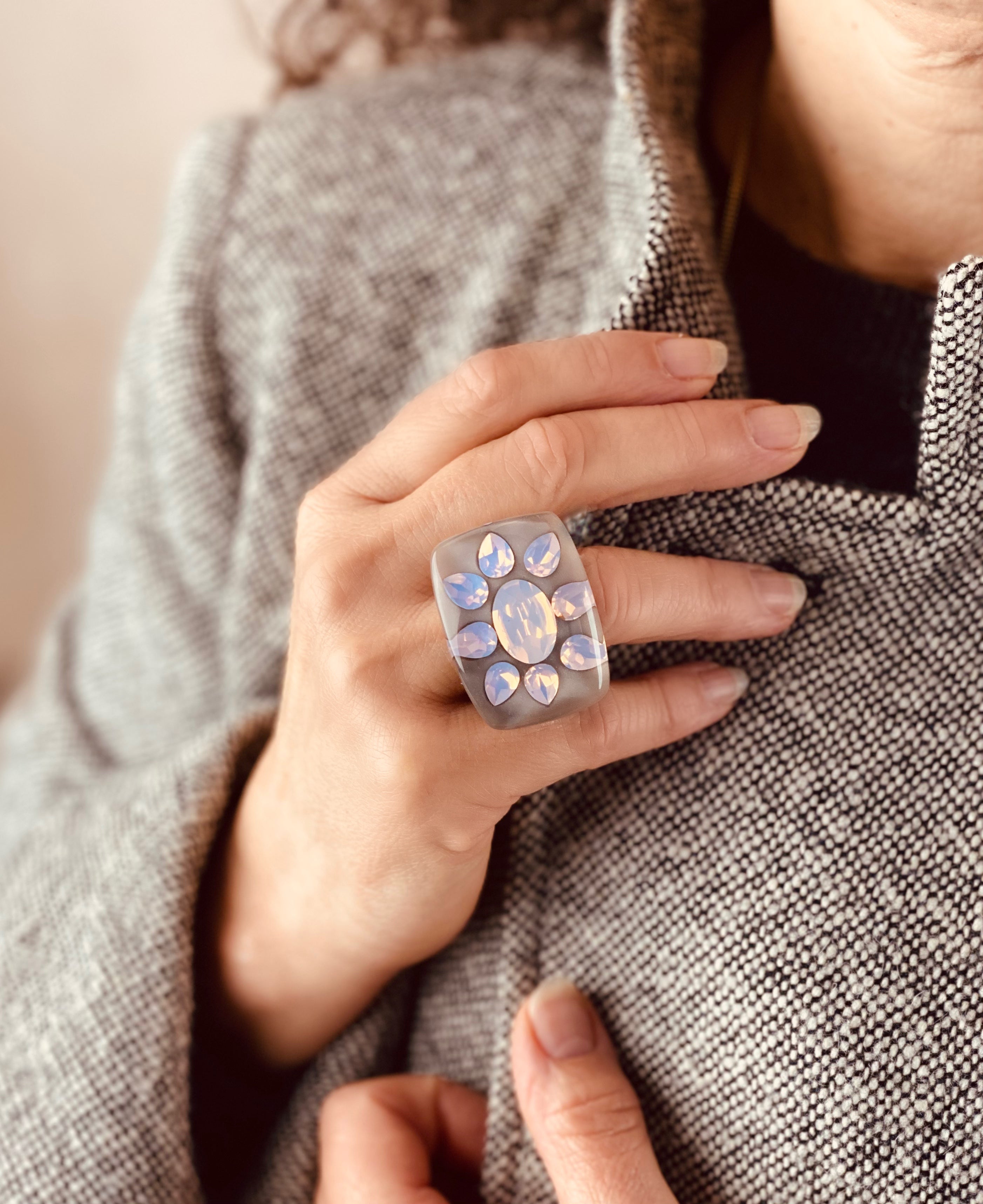 Bague édition limité "Faubourg" - Portée sur la main 